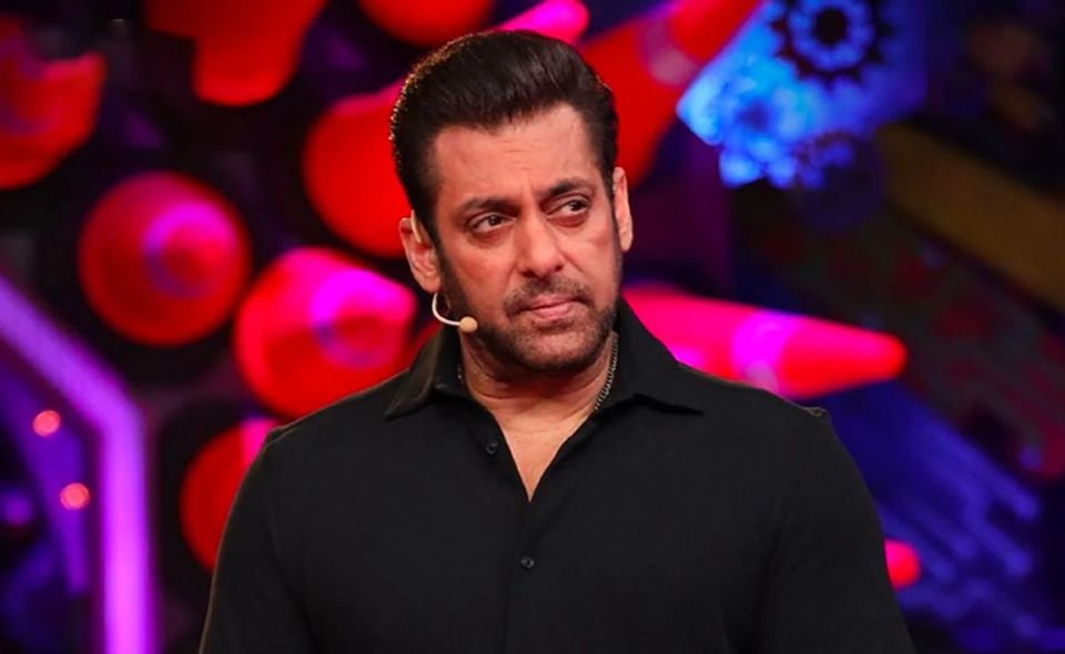 Bollywood superstar Salman Khan is set to commence work on the action drama directed by AR Murugadoss, putting to rest rumors surrounding the shelving of the Kabir Khan movie.