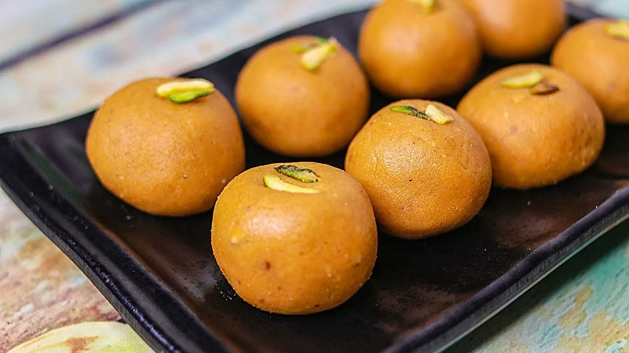 How To Prepare Besan Ke Laddoo Recipe