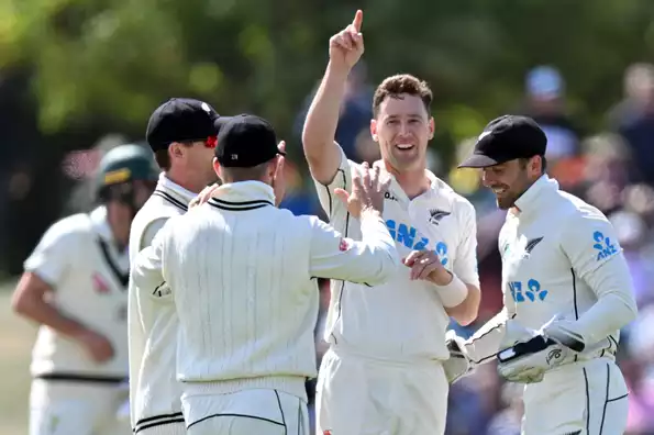 Henry, Latham keep New Zealand alive