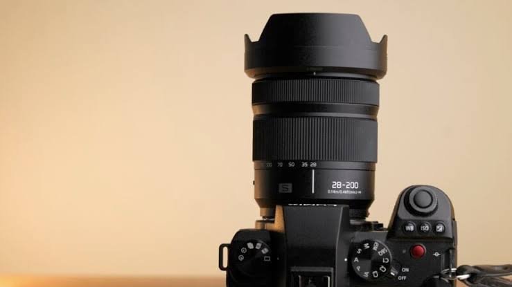 Panasonic Lumix S 28-200mm F4-7.1 MACRO O.I.S. Lens: A Comprehensive Review
