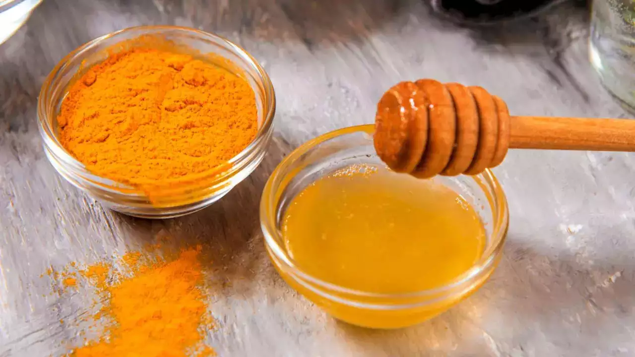 Benefits of consuming honey with turmeric