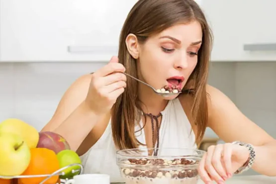 Skipping breakfast and eating dinner late? Your bones might pay the price