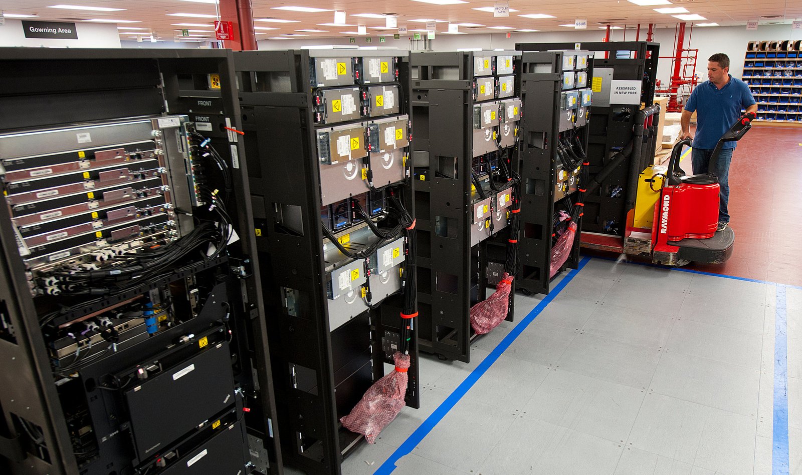 🖥️ Mainframe Computer – The Backbone of Large Organizations